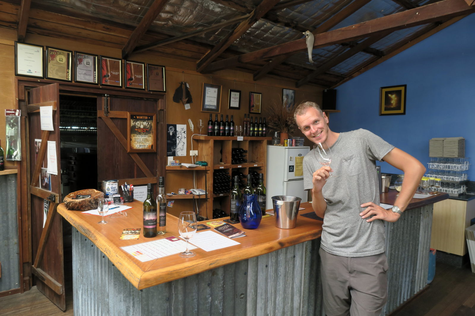 Un restaurant Australien invente le verre à bière qui permet de servir  quatre convives en même temps ! - NeozOne